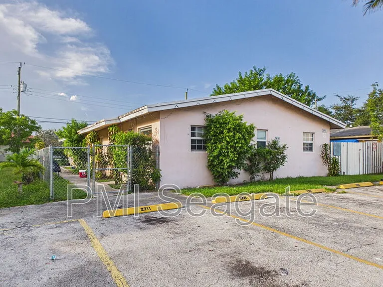 2711 NW 1st St #4 — Photo 2