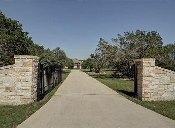 3rd image of 210 Saddleridge Dr