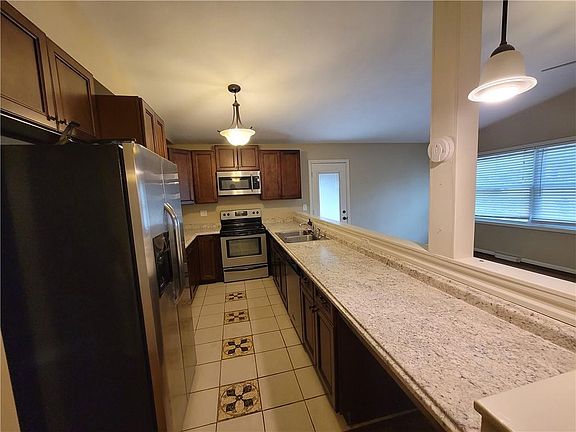 5th image of 207 Pacific Dr