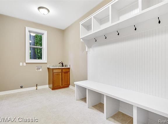 5th image of 280 Lawrence Dr