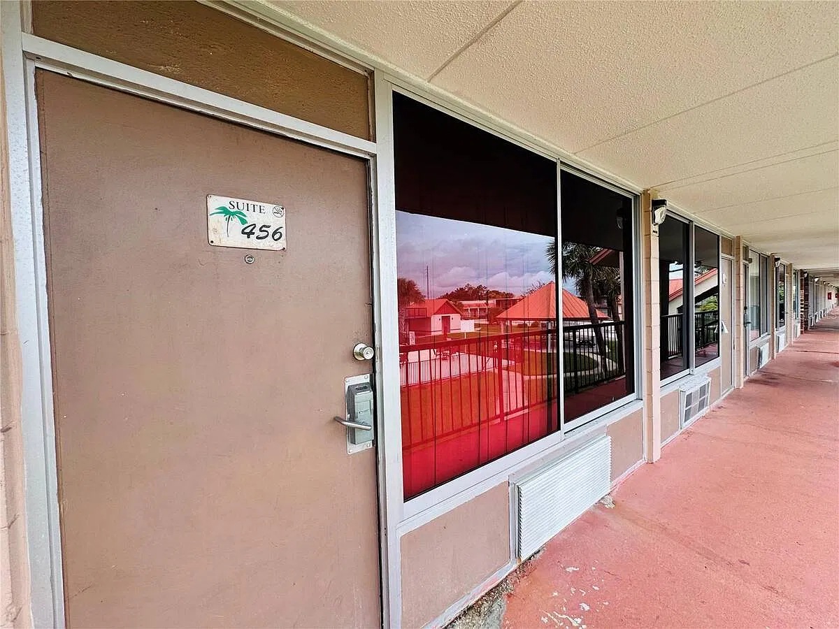 1 bed, 1.0 bath, 300 sqft, $950 — Photo 2