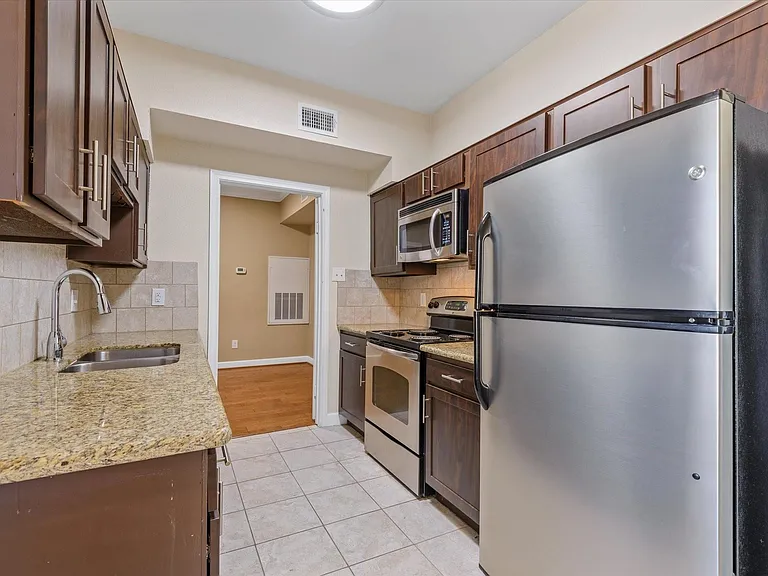 2255 Braeswood Park Dr #146 — Photo 9