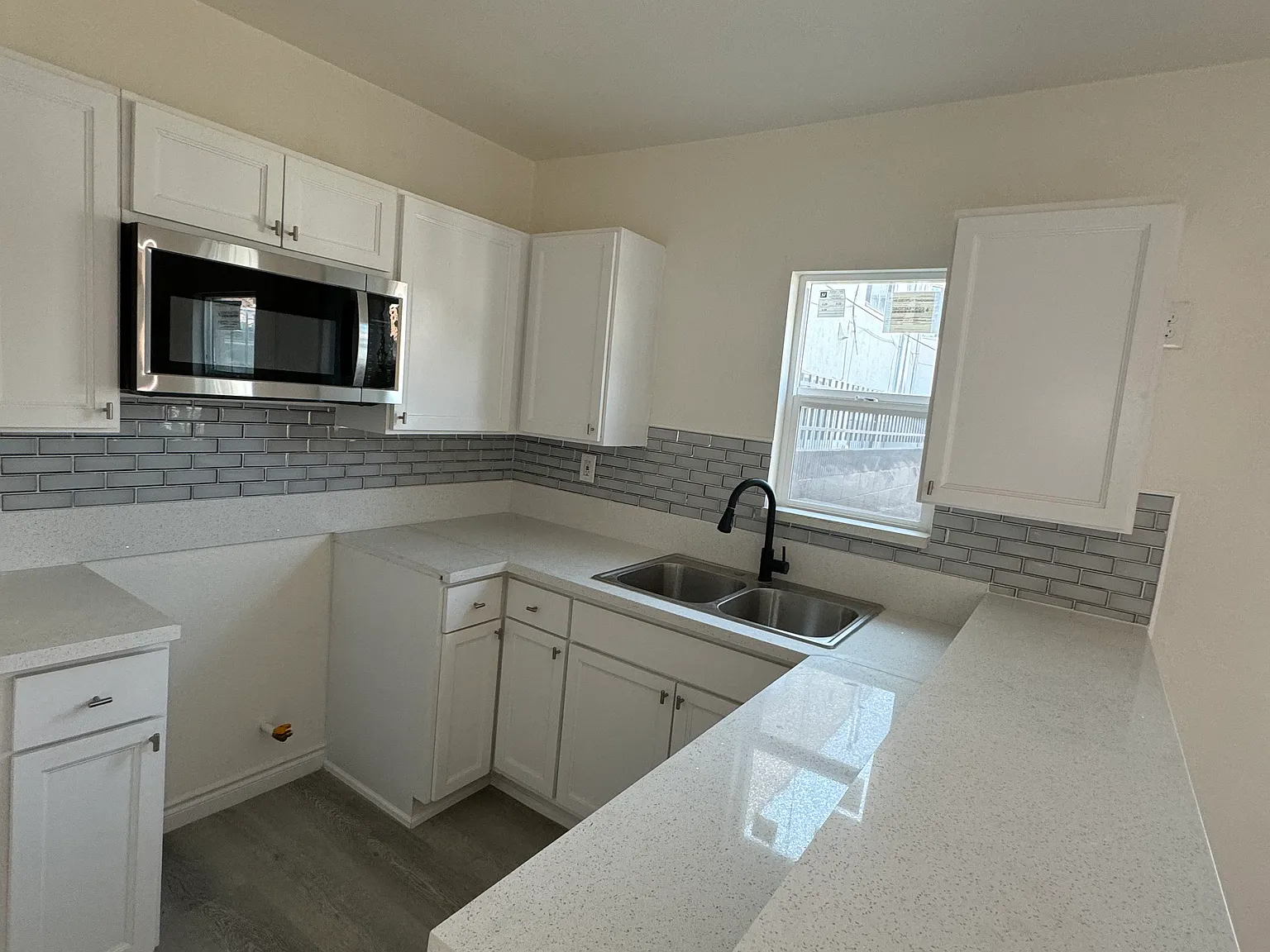 3 bed, 800 sqft, $3,295 — Photo 1