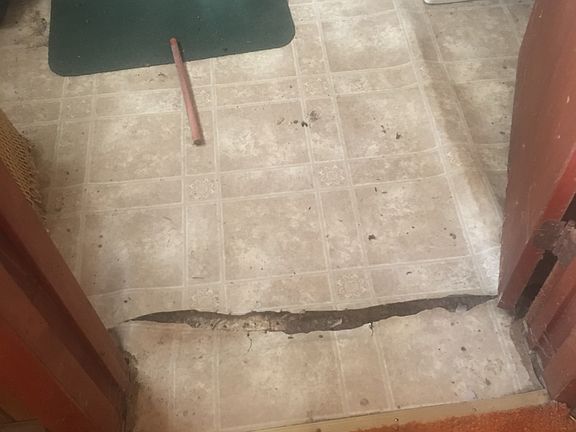 4th image of 233 Peter Hill St