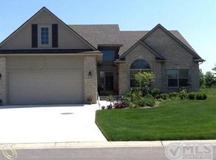 20645 Golf Ridge Cir, Livonia, MI 48152