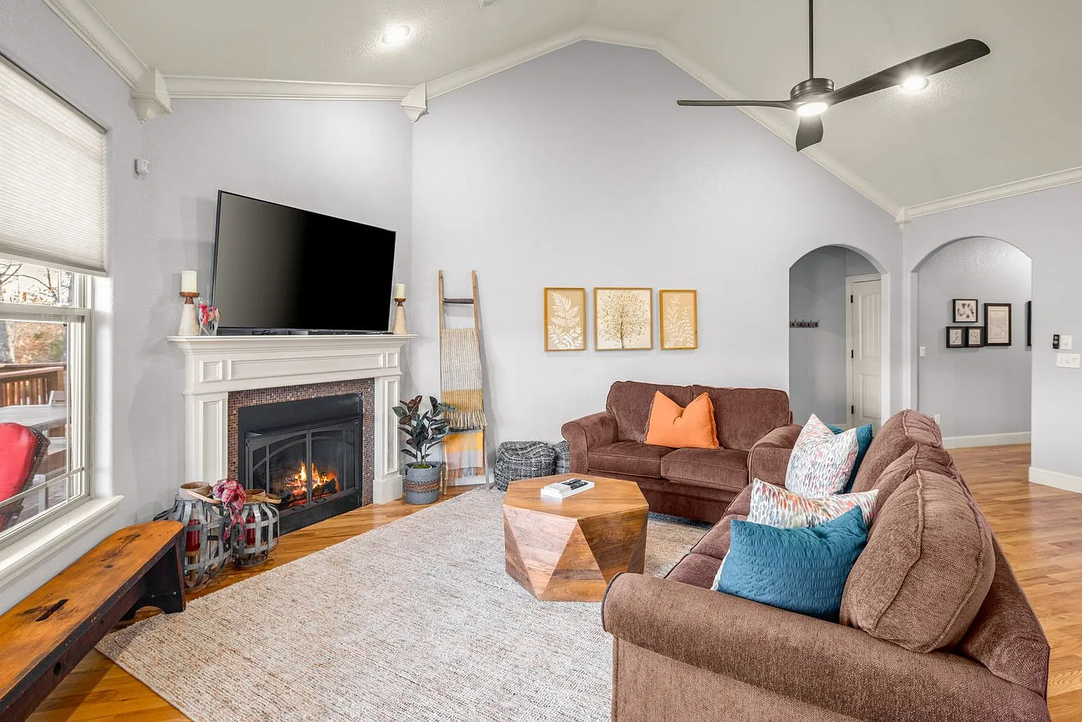 6 bed, 3.0 bath, 3293 sqft, $9,102 — Photo 3