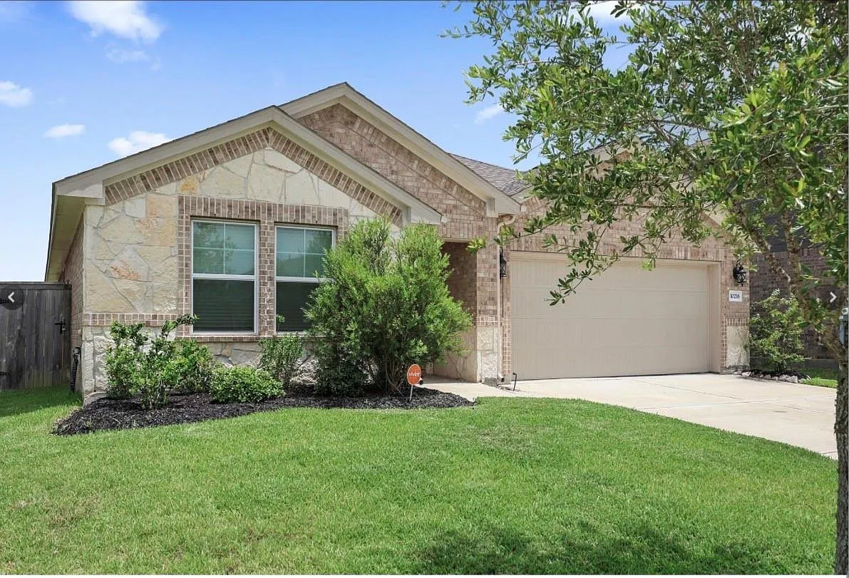 3 bed, 2.0 bath, 1839 sqft, $2,300 — Photo 2