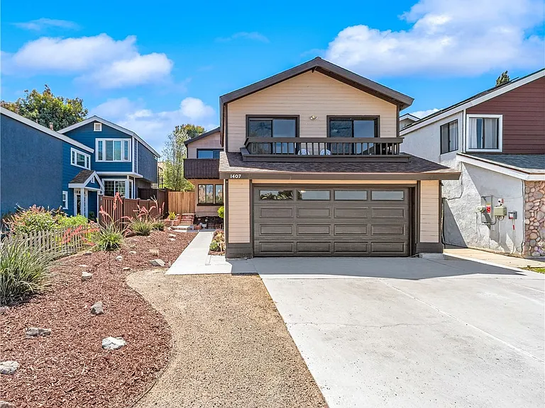 1407 Lakeside Ln — Photo 1