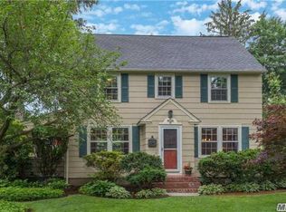 8 W Maple Rd, Greenlawn, NY 11740