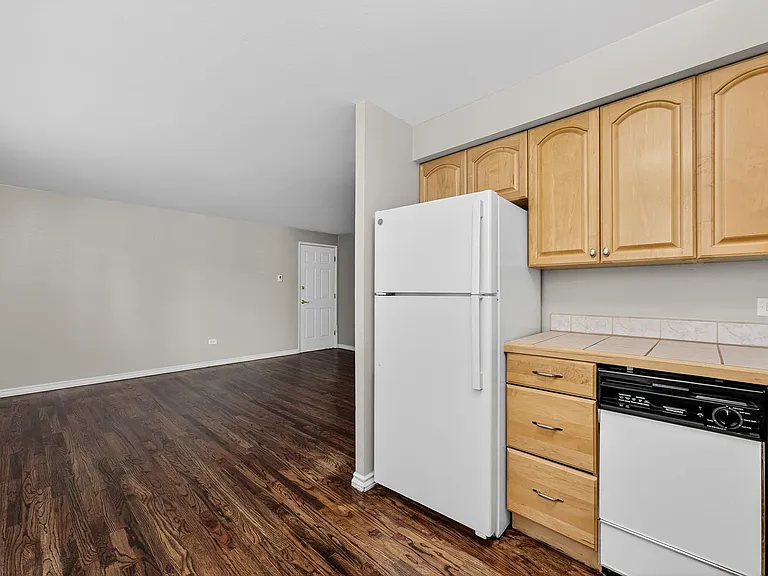 985 N Corona St #202 — Photo 6