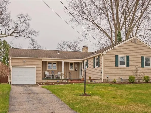 28 Gillooly Dr, Warwick, RI 02888