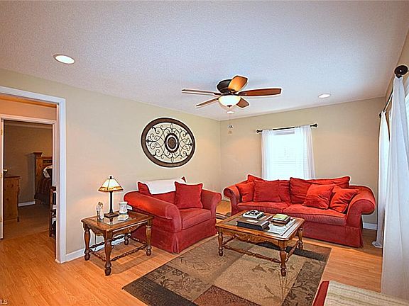2nd image of 618 Knollwood Dr