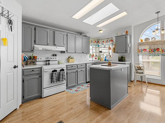 4th image of 32225 Bush Garden Dr