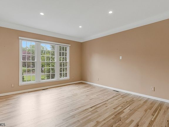 4th image of 12 Warren Ave
