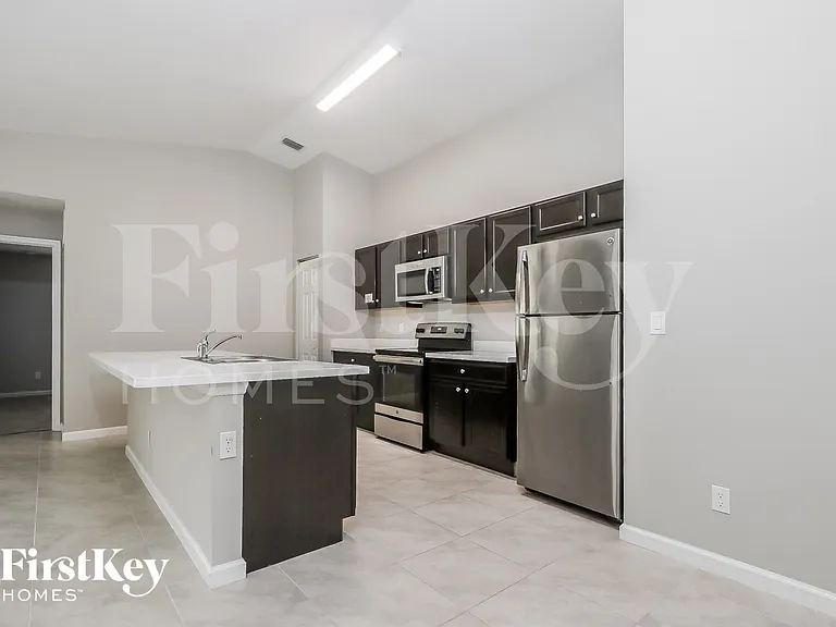 623 SW Homeland Rd — Photo 6