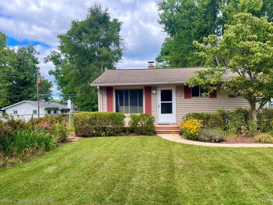 374 W Grand Traverse St, Commerce Township, MI 48382