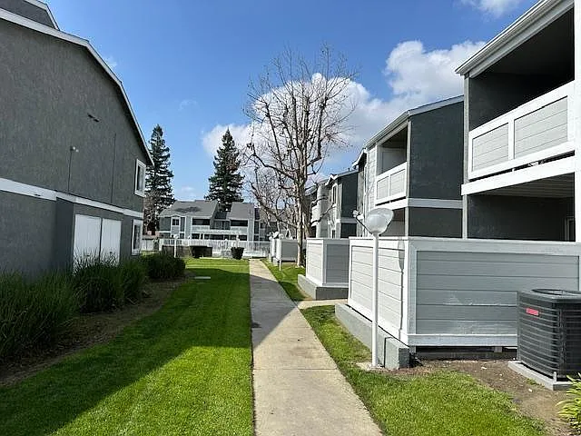 Belcourt — Photo 16