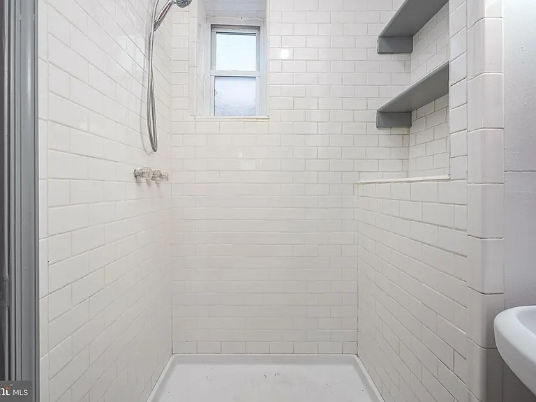 1525 Tasker St — Photo 10