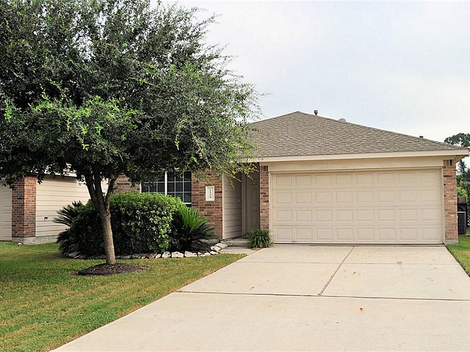 Immaculate and ready for its new owners! Welcome to this adorable home!
