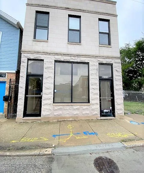 2305 W Grand Ave — Photo 1