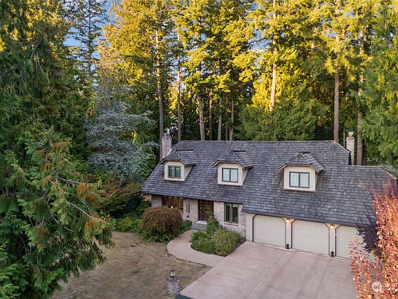 3rd image of 1124 250th Ave NE