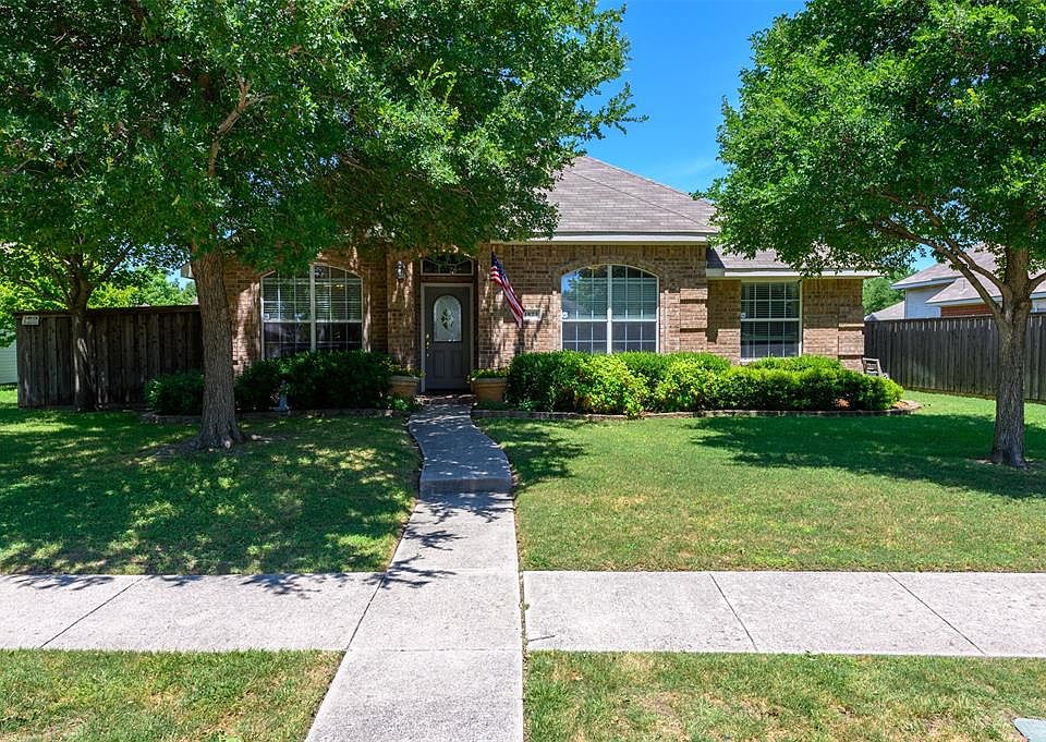 1st image of 1823 Lake Falcon Dr