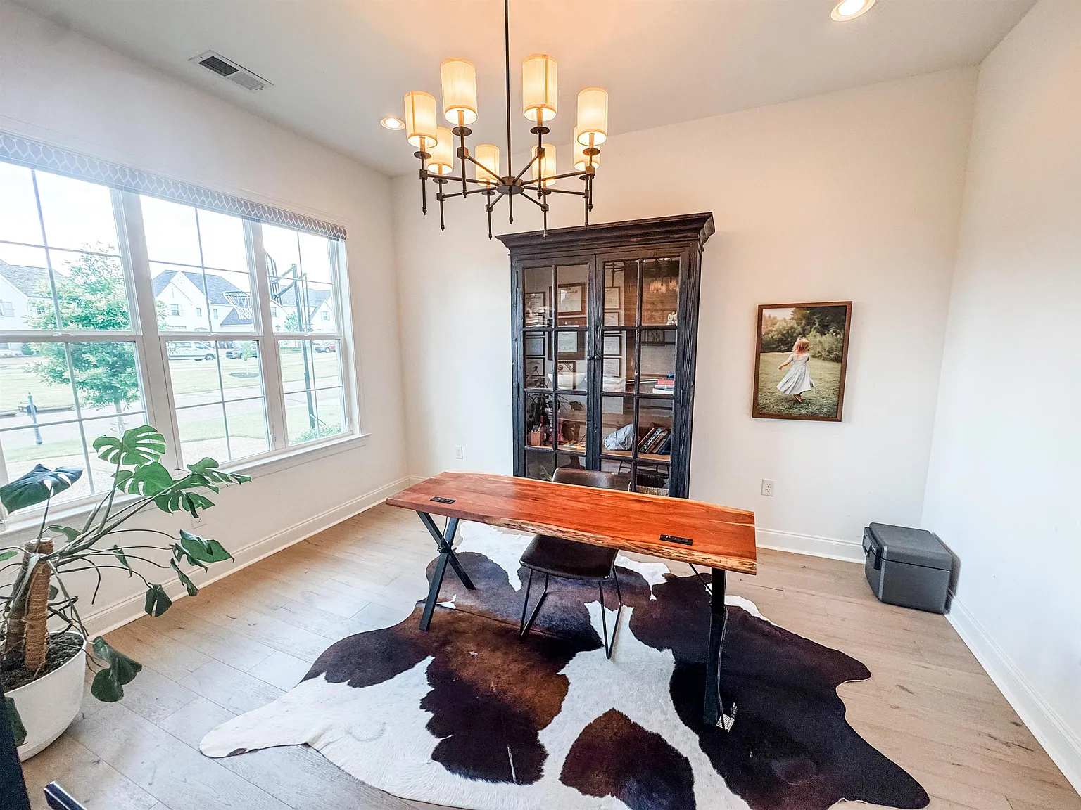 5 bed, 3.5 bath, 3295 sqft, $4,000 — Photo 2