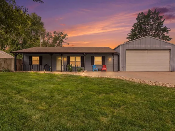 800 Brookwood Cir, Manhattan, KS 66502