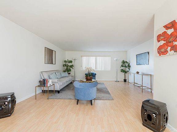 5th image of 5301 Yarmouth Ave Unit 19