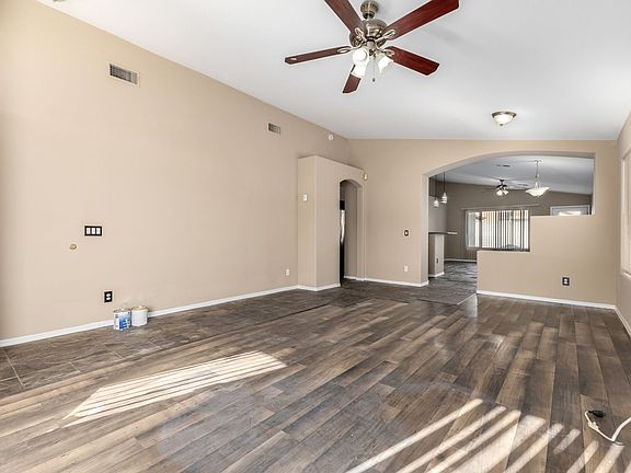 4th image of 8642 W Laurel Ln