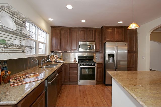 2nd image of 440 Dahlia St