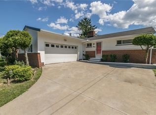 20524 Alameda Pkwy, Highland Hills, OH 44128