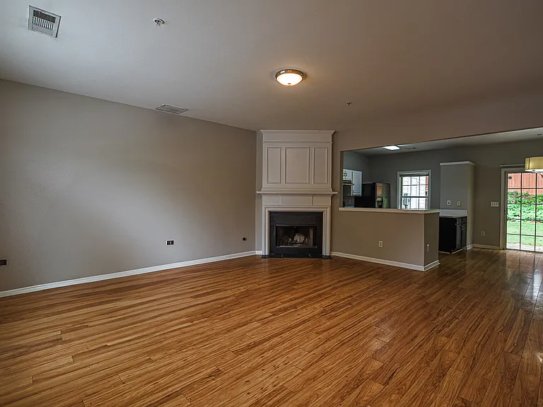 2716 Ashleigh Ln — Photo 8