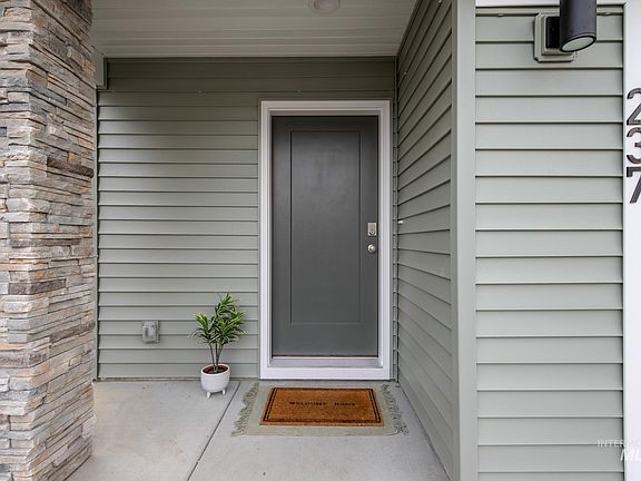 3rd image of 237 Caribou Ct