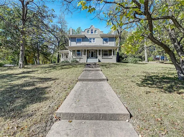 221 W Front St, Bonner Springs, KS 66012