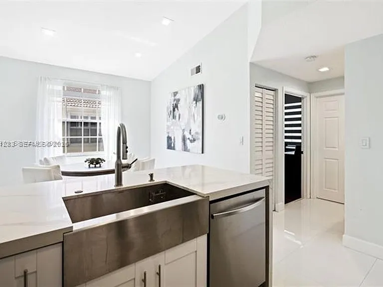 18755 SW 27th Ct #Townhouse 18755 — Photo 6