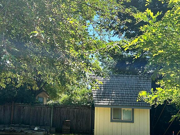 5th image of 3155 Rogue River Hwy