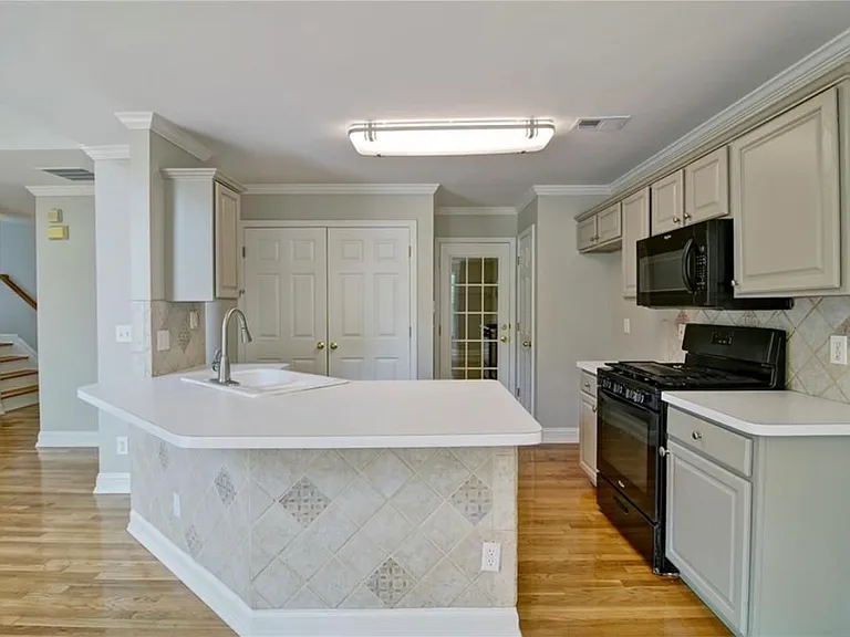 542 Parkstone Ln — Photo 12