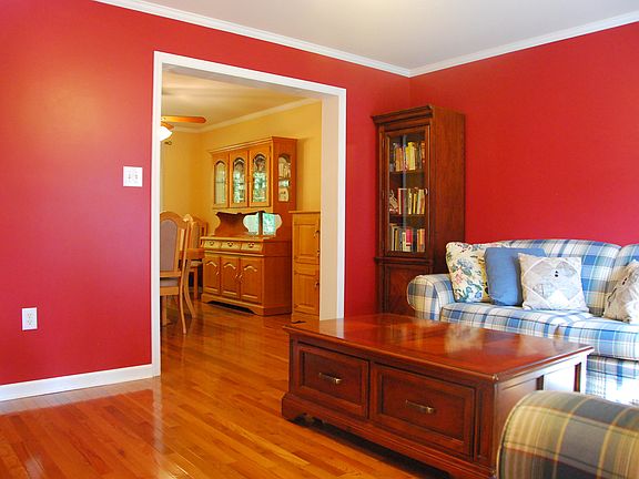 Living room (16'11" x 13'1")