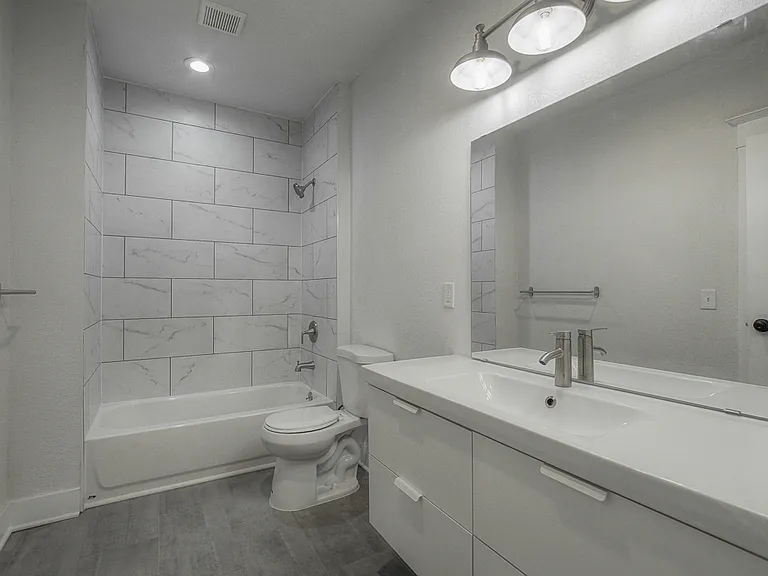 3226 E 11th St #B — Photo 5
