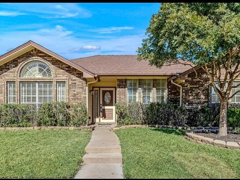 2305 Lancecrest Dr — Photo 1