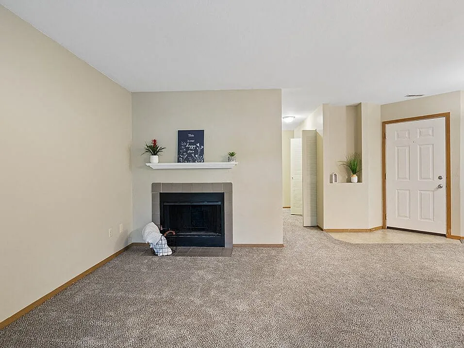 Country Club Apartments — Photo 3