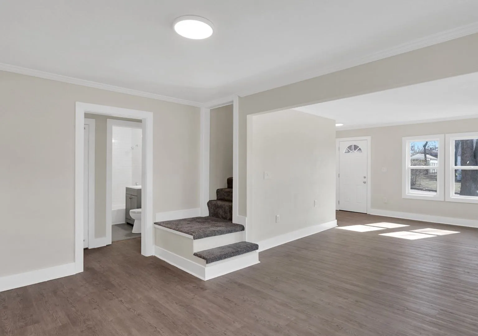 Beautiful 3 Bedroom 2 Bath Move In Special Available — Photo 4