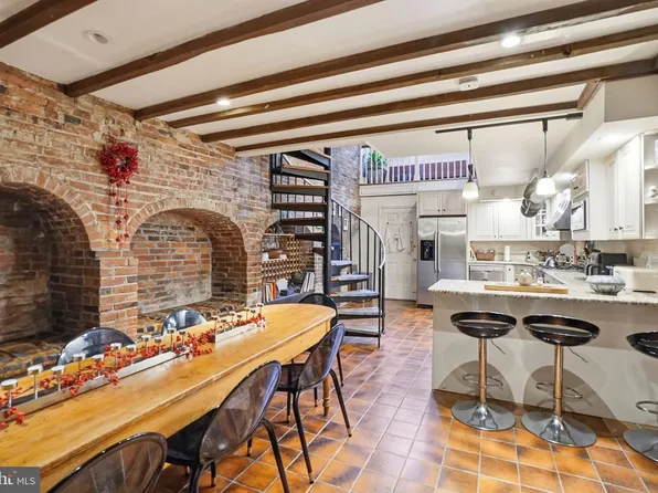 131 Pine St, Philadelphia, PA 19106