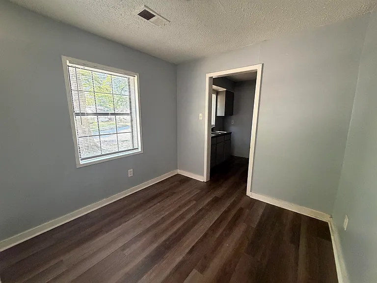 1300 Robin Hood Ln — Photo 4