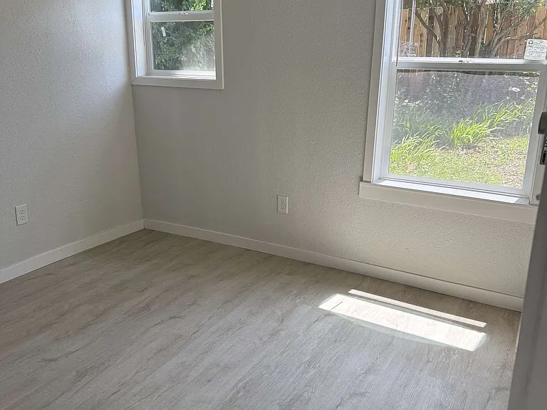 1911 Maple St — Photo 10