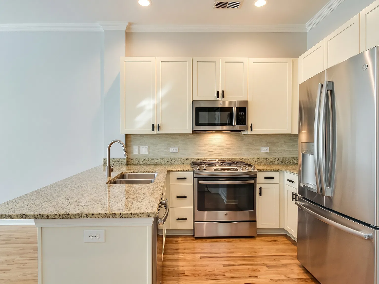 2 bed, 2.5 bath, 1300 sqft, $4,800 — Photo 4