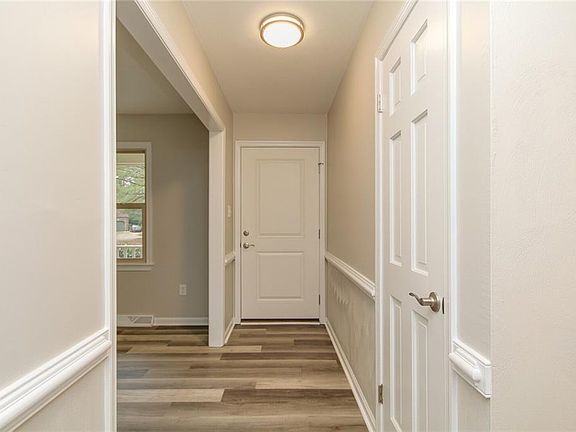 4th image of 405 Caravelle Ct S