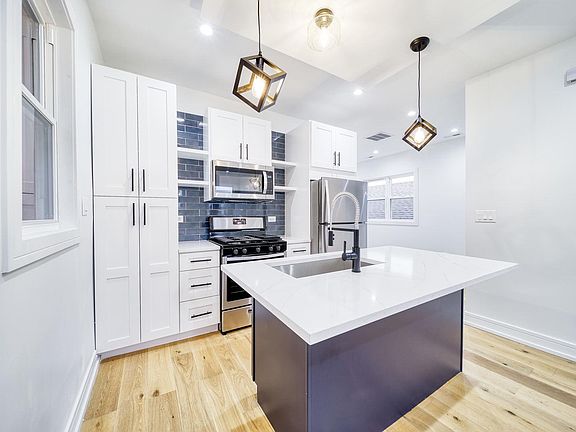 5th image of 1513 W Erie St #2