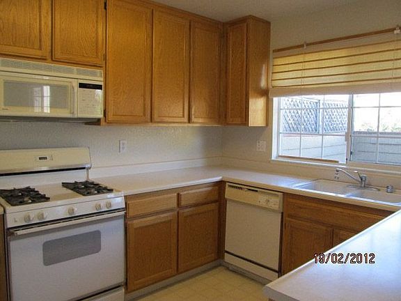 Full Sized Kitchen w Exta Cabinets